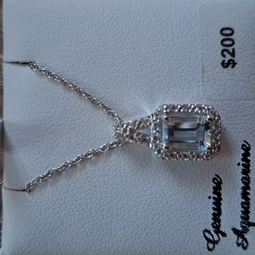 Aquamarine pendant necklace